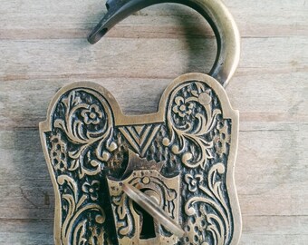 Brass Blessing : Vintage Brass Padlock - Lock with Key - Brass Made - Best  Collection - Working Lock - Door Hardware (3102) : : Home  Improvement