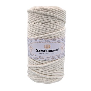 Puede incluir: Un rollo de cuerda de algodón de color natural, también conocida como cuerda de macramé, para manualidades. La etiqueta dice "Sznurkomania Pasja tworzenia" que se traduce como "Rope Mania Passion for Creation".