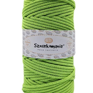 Puede incluir: Un carrete de cordón de macramé verde brillante, etiquetado con "Sznurkomania Pasja tworzenia" y "Macrame Cord" y "Crochet Cord" en texto más pequeño.