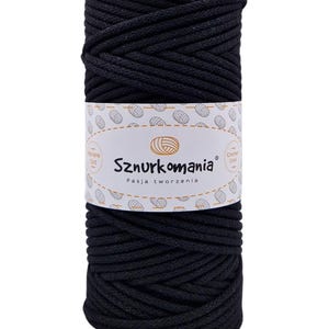 Może przedstawiać: Szpula czarnego sznurka bawełnianego, z etykietą "Sznurkomania" i hasłem "Pasja tworzenia".