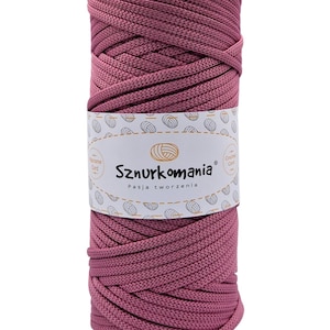 Peut inclure: Une bobine de cordon en coton rose, étiquetée "Sznurkomania Pasja tworzenia", pour des projets de bricolage.