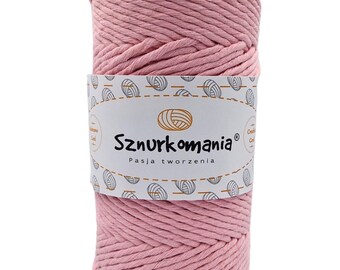 Könnte beinhalten: Ein rosa Baumwollseil, zu einer Kugel gewickelt, mit einem weißen Etikett, auf dem "Sznurkomania Pasja tworzenia" steht.
