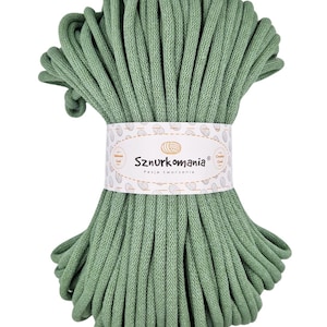 Può includere: Un rotolo di corda di cotone verde, perfetto per progetti di artigianato. La corda è realizzata in cotone naturale al 100% ed è morbida e resistente. L'etichetta sulla corda recita "Sznurkomania Pasja tworzenia".