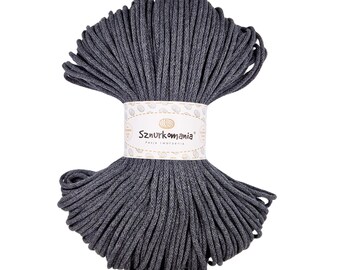 May include: A roll of dark grey cotton cord, wrapped around a label that reads "Sznurkomania" with the text "Pasja tworzenia" underneath.