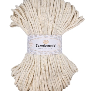 Può includere: Un gomitolo di corda di cotone beige naturale, perfetto per l'artigianato. La corda è realizzata da Sznurkomania, un marchio noto per la sua passione per la creazione.