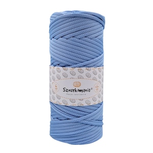 Può includere: Un rotolo di corda di cotone blu chiaro con un'etichetta bianca che dice "Sznurkomania Pasja tworzenia" (in polacco: "Rope Mania Passion for Creation").