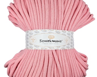Può includere: Un grande rotolo di cordoncino di cotone rosa, perfetto per progetti di macramè. Il cordoncino è realizzato in 100% cotone ed è morbido e facile da lavorare. Il rotolo è etichettato "Sznurkomania Pasja tworzenia".
