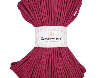 May include: A spool of deep red cotton cord, approximately 100 metres long. The cord is made of 100% cotton and is perfect for crafting, macrame, and other DIY projects. The label on the spool reads "Sznurkomania Pasja tworzenia".