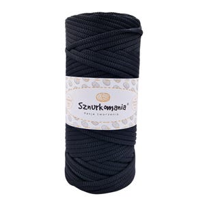 Op de afbeelding: Een spoel zwart katoenen koord met de tekst "Sznurkomania Pasja tworzenia" op het etiket.