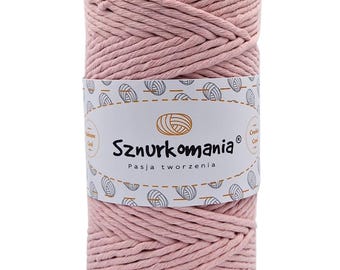 Könnte beinhalten: Ein rosa Baumwollschnur, zu einer Kugel gewickelt, mit einem weißen Etikett, auf dem "Sznurkomania Pasja tworzenia" steht.