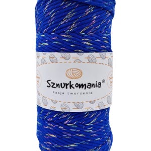 Peut inclure: Un cordon en coton bleu avec un fil de paillettes irisées. Le cordon est enroulé en boule et porte une étiquette sur laquelle est inscrit "Sznurkomania Pasja tworzenia".