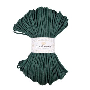 Può includere: Un rotolo di cordoncino di cotone verde scuro, lungo circa 100 metri, con un'etichetta che recita "Sznurkomania" e "Pasja tworzenia".