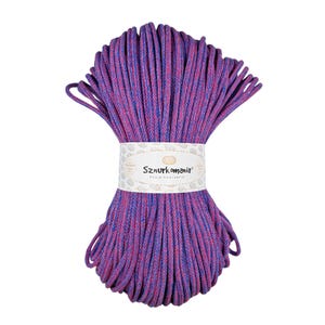 Op de afbeelding: Een bolletje paars en roze katoenen koord, met een wit label waarop "Sznurkomania" in bruine letters staat. Het koord is perfect voor knutselprojecten.