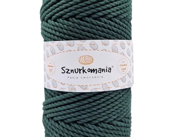 Könnte beinhalten: Eine Spule aus dunkelgrünem Baumwollseil, beschriftet mit "Sznurkomania Pasja tworzenia" und "Crochet Cord".