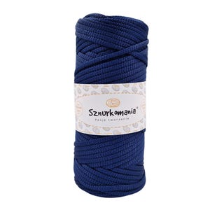 Può includere: Un rotolo di corda di cotone blu scuro con il testo "Sznurkomania Pasja tworzenia" sull'etichetta.