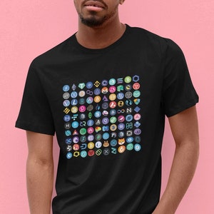 Könnte beinhalten: Ein schwarzes T-Shirt mit einem Muster aus bunten Kryptowährungslogos. Die Logos sind in einem Raster angeordnet und beinhalten beliebte Kryptowährungen wie Bitcoin, Ethereum und Dogecoin.