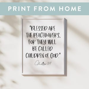 Peut inclure: Une impression encadrée blanche avec une citation en noir et blanc de la Bible : « Heureux les artisans de paix, car ils seront appelés enfants de Dieu. » Matthieu 5 : 9