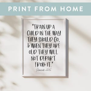 Peut inclure: Une impression encadrée blanche avec du texte noir qui dit "Élevez un enfant dans la voie qu'il doit suivre, et quand il sera vieux, il ne s'en écartera pas." Proverbes 22:6