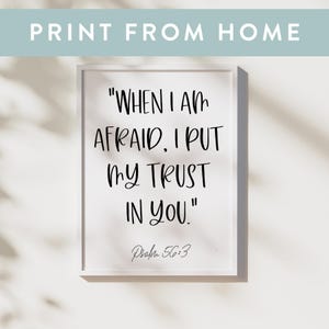 Peut inclure: Une impression encadrée blanche avec une citation inspirante en noir et blanc : « WHEN I AM AFRAID, I PUT MY TRUST IN YOU. » Psaume 56:3