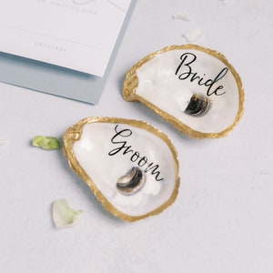 Bride and Groom Oyster Shell Set, Wedding Place Cards, Oyster Wedding Favor, Wedding Place cards, Wedding Decor, pearl wedding, Oyster Art