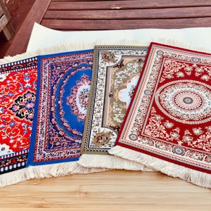 かわいいカーペットマウスパッド – デスク用ミニチュアラグ | 面白いミームギフト | ドールハウススタイルのデスクマット | 美しくキュートなオフィス装飾