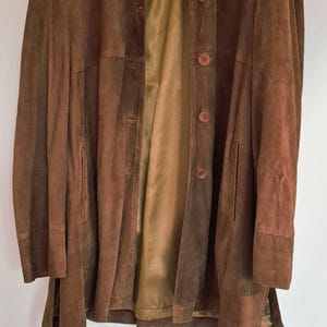 Women's brown suede goatskin coat with poly-satin lining, Fibok brand, made in Italy. Size 42 FR 46 IT. Vintage from the 1990s.