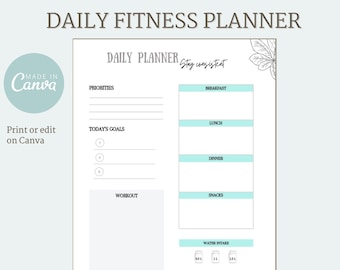 Op de afbeelding: Een printbare dagelijkse fitnessplanner met secties voor prioriteiten, doelen voor vandaag, training, ontbijt, lunch, diner, snacks, waterinname en hoogtepunten van vandaag. De planner heeft een lichtblauw en wit kleurenschema met een bloemenontwerp in de rechterbovenhoek. De tekst "Blijf consistent" is in cursief geschreven boven de plannersecties.