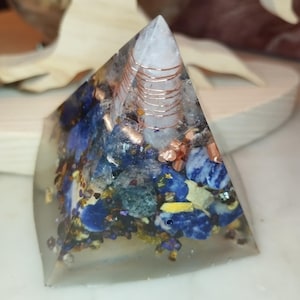 Orgonite pyramid 6.5cm sodalite stones, crystal point and rock crystal