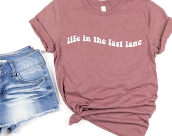 ライフ・イン・ザ・ファスト・レーン シャツ | レーシング、レーサー向け、ダートトラック、ナスカー、レーシンググラフィックTシャツ、レースデー半袖ユニセックスTシャツ