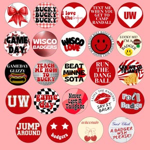 Op de afbeelding: Een set van 20 ronde rode en witte knoppen met verschillende ontwerpen en tekst met betrekking tot de University of Wisconsin Badgers. De knoppen bevatten zinnen zoals "Game Day", "Wisc Badgers", "Beat Minne Sota", "Run the Dang Ball" en "Roll Badge".