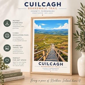 Puede incluir: Una lámina de arte mural enmarcada que muestra el sendero Cuilcagh Boardwalk en el condado de Fermanagh, Irlanda del Norte. La ilustración representa una escalera de madera que atraviesa un paisaje verde bajo un cielo azul con nubes y texto.