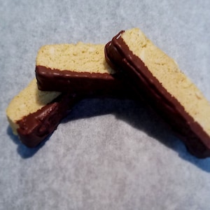 Zuckersüße Mandelbiscotti mit dunkler Schokolade. 2,2g, zuckerfrei, kohlenhydratarm, getreidefrei. Leckerer zuckerfreier Leckerbissen.