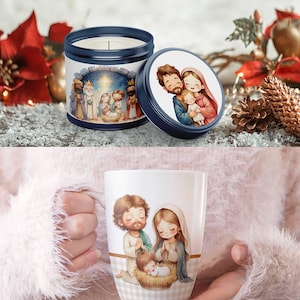 Op de afbeelding: Een marineblauwe kaarsenblik en deksel met een illustratie van de geboorte van Christus. Het deksel heeft een familie-illustratie. Een witte keramische mok met een illustratie van de geboorte van Christus wordt in de handen gehouden.