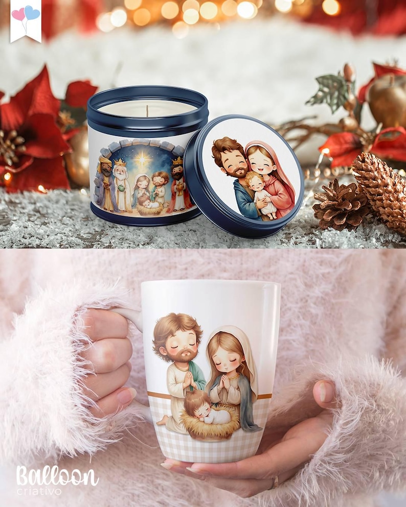 Op de afbeelding: Een marineblauwe kaarsenblik en deksel met een illustratie van de geboorte van Christus. Het deksel heeft een familie-illustratie. Een witte keramische mok met een illustratie van de geboorte van Christus wordt in de handen gehouden.