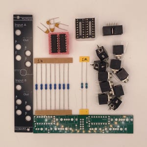 Könnte beinhalten: Ein DIY-Elektronik-Synthesizer-Modul-Bausatz mit einer schwarzen Frontplatte mit der Aufschrift Multiple, Input A, Input B und Linguae, einer grünen Leiterplatte, zwei integrierten Schaltkreisen, acht 1k-Widerständen, zwei 1M-Widerständen, Kondensatoren und Buchsen.