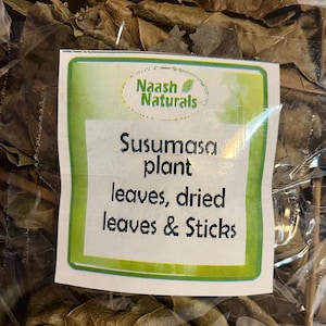 Könnte beinhalten: Ein klarer Plastikbeutel gefüllt mit getrockneten Blättern und Stöcken. Ein Etikett mit dem Text "Naash Naturals" und "Susumasa plant leaves, dried leaves & Sticks" ist sichtbar.