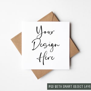 Mockup di biglietto d'auguri quadrato minimo con busta Kraft, mock up di invito di compleanno bianco, download di mock-up digitale PSD e JPEG