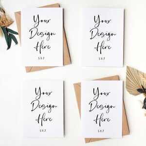 K&ouml;nnte beinhalten: Vier leere wei&szlig;e Karten mit braunen Umschl&auml;gen, jede Karte tr&auml;gt den Text "Your Design Here 5X7". Die Karten sind in einem Raster auf einer wei&szlig;en Oberfl&auml;che angeordnet.