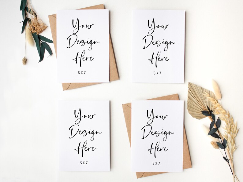 K&ouml;nnte beinhalten: Vier leere wei&szlig;e Karten mit braunen Umschl&auml;gen, jede Karte tr&auml;gt den Text "Your Design Here 5X7". Die Karten sind in einem Raster auf einer wei&szlig;en Oberfl&auml;che angeordnet.