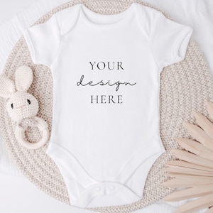 Maqueta de chaleco de bebé, maqueta de body blanco, maqueta de mono de bebé, maqueta de mono neutro con fotografía estilizada, maqueta digital JPEG