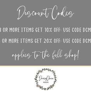 K&ouml;nnte beinhalten: Ein grauer Hintergrund mit wei&szlig;em Text, der "Discount Codes" lautet und zwei Rabattcodes enth&auml;lt: "BUY 3 OR MORE ITEMS GET 10% OFF: USE CODE DCM100FF" und "BUY 5 OR MORE ITEMS GET 20% OFF: USE CODE DCM200FF". Der Text "applies to the full shop!" ist ebenfalls in Wei&szlig; enthalten. Ein wei&szlig;er Blumenkranz mit dem Text "Daisy Chain MOCKUPS" befindet sich am unteren Rand des Bildes.