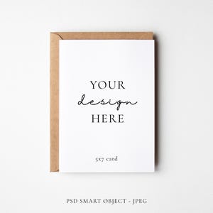 Minimal 13x18 Grußkarten Mockup Mit Portrait Kraft Umschlag, PSD Smart Objekt Layer und JPEG Digital Mock-Up Download
