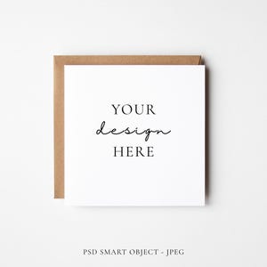 Maqueta de tarjeta de felicitación cuadrada minimalista con sobre kraft, maqueta de invitación de cumpleaños blanca, descarga de maqueta digital en formato PSD y JPEG.