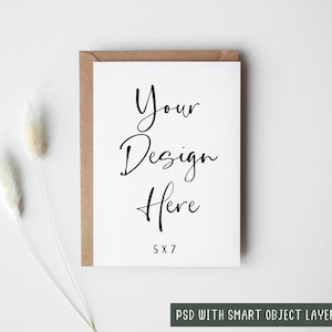 5x7 Weiße Grußkarte Mockup mit Kraftumschlag, minimalistische Geburtstagskarte digitale Mock-up, PSD mit Smart Object Layer und JPEG Download