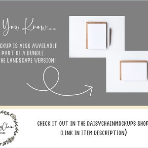 K&ouml;nnte beinhalten: Mockup von zwei leeren wei&szlig;en Karten mit braunen Papierr&auml;ndern, jede mit einem silbernen Stift auf einer wei&szlig;en Oberfl&auml;che. Der Text "Did You Know..." befindet sich oben im Bild. Der Text "This mockup is also available as part of a bundle with the landscape version!" befindet sich unter den Karten. Der Text "CHECK IT OUT IN THE DAISYCHAINMOCKUPS SHOP! (LINK IN ITEM DESCRIPTION)" befindet sich unten im Bild.