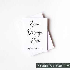 Minimale UK A6-wenskaart mockup met diagonale witte envelop, PSD Smart Object Layer en JPEG digitale mock-up download