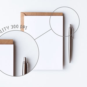 K&ouml;nnte beinhalten: Eine wei&szlig;e Karte mit einem braunen Umschlag und einem silbernen Stift auf einer wei&szlig;en Oberfl&auml;che. Die Karte tr&auml;gt den Text "HIGH QUALITY 300 DPI".