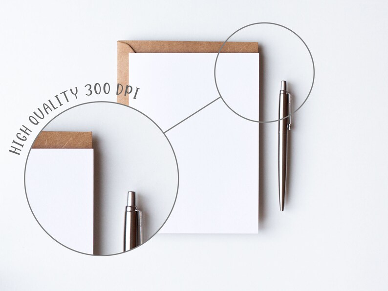 K&ouml;nnte beinhalten: Eine wei&szlig;e Karte mit einem braunen Umschlag und einem silbernen Stift auf einer wei&szlig;en Oberfl&auml;che. Die Karte tr&auml;gt den Text "HIGH QUALITY 300 DPI".