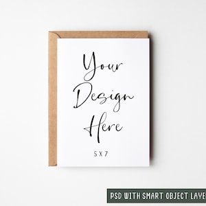 Minimo mockup di biglietti d'auguri 5x7 con busta Kraft verticale, livello di oggetti avanzati PSD e download di mock-up digitale JPEG