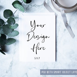 Mockup del biglietto di auguri bianco 5x7 con eucalipto, mock up dell'invito di compleanno ritratto, mock-up digitale PSD Smart Object Layer, download JPEG
